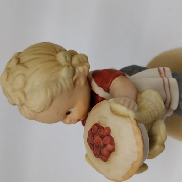Vintage Enesco Special Edition 1989 Girl with Pie Porcelain Figurine - Picture 10 of 13